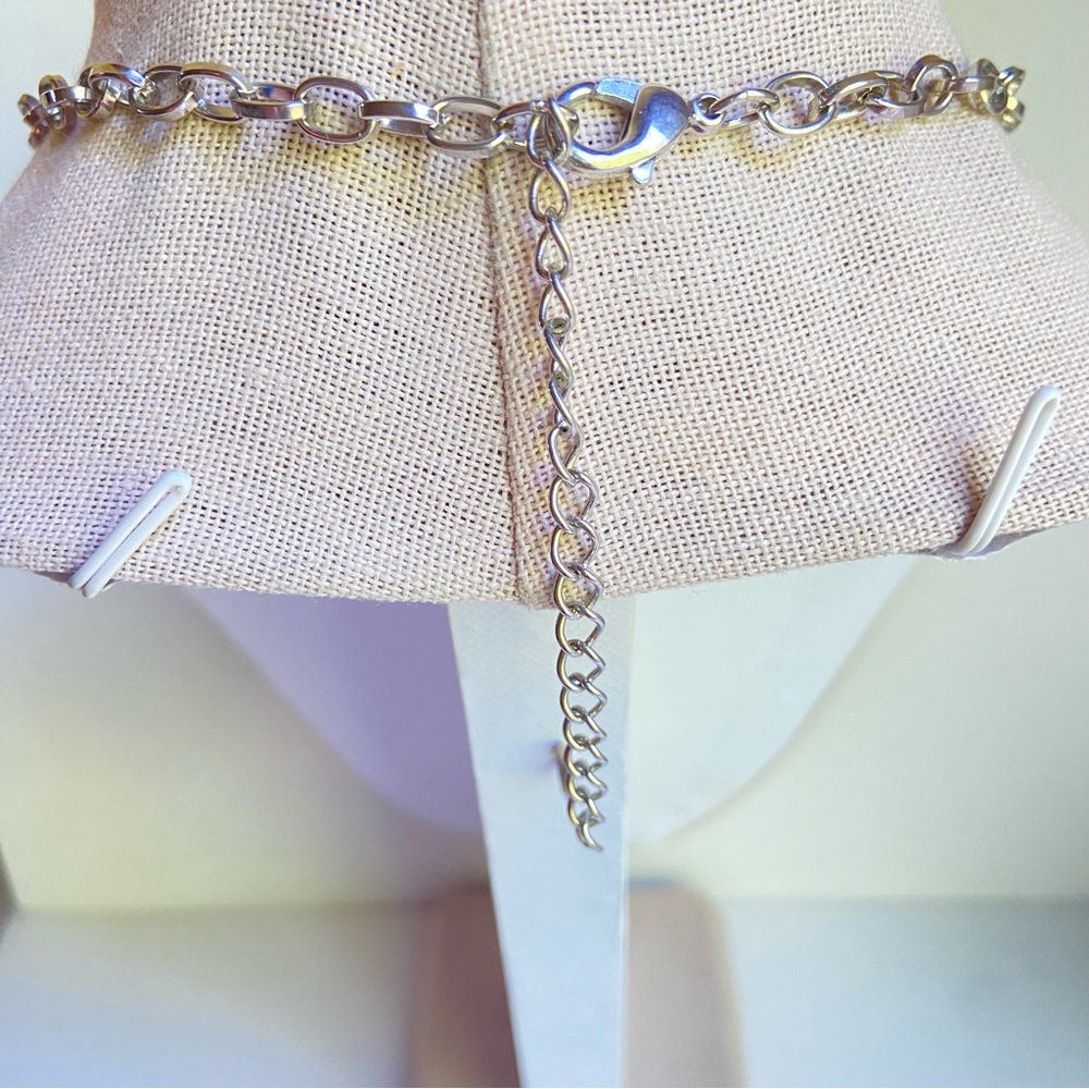 Black and white floral bib statement necklace in lightweight silvertone metal - Picture 5 of 9